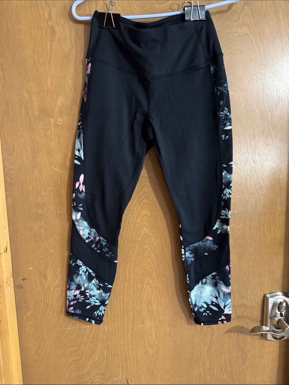 Sketchers Women’s Black Floral-Trim Capri-length Active Leggings